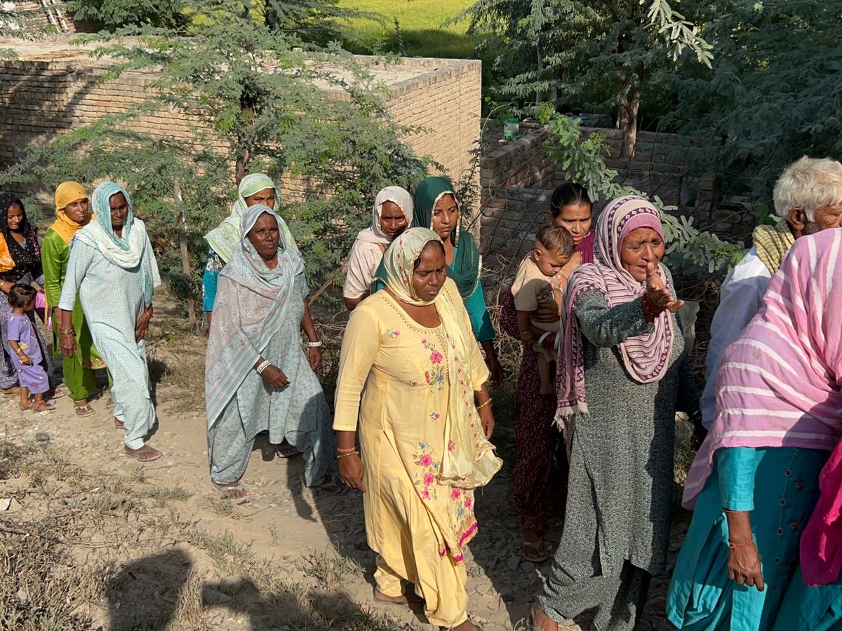 युवक ने की आत्महत्या: परिवार गया था वोट डालने, पंखे पर लटका मिला शव 3 घटना स्थल पर मौजूद महिलाएं।