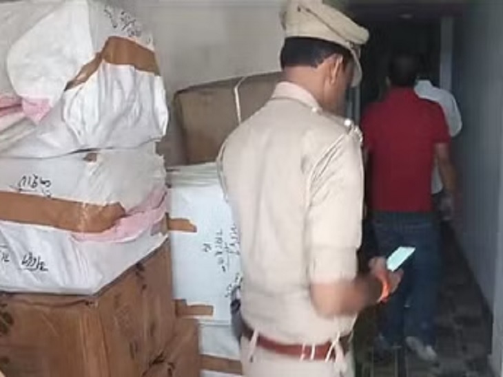 पुलिस को गोहाना में टेंपो और घर पर बम पटाखे मिले। इनके सेंपल लेकर इनको सील कर दिया गया है। छानबीन जारी है। प्रतीकात्मक फोटो। - Dainik Bhaskar