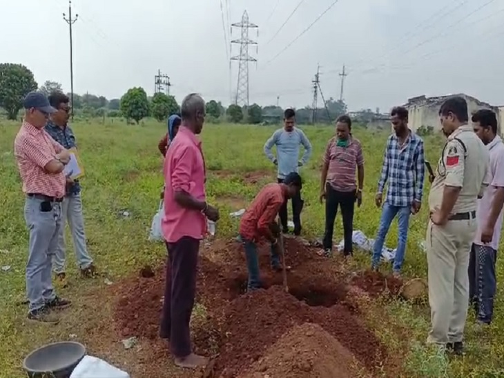 बच्चे के दफ्न शव को निकालते हुए - Dainik Bhaskar