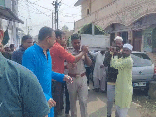 SP चंद्रमोहन सिंह ने भी जनाजे को कंधा दिया।