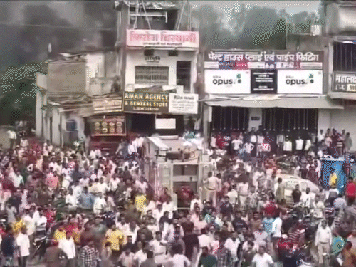 आक्रोशित लोगों ने कुलदीप साहू के घर और गाड़ियों को आग के हवाले किया था।