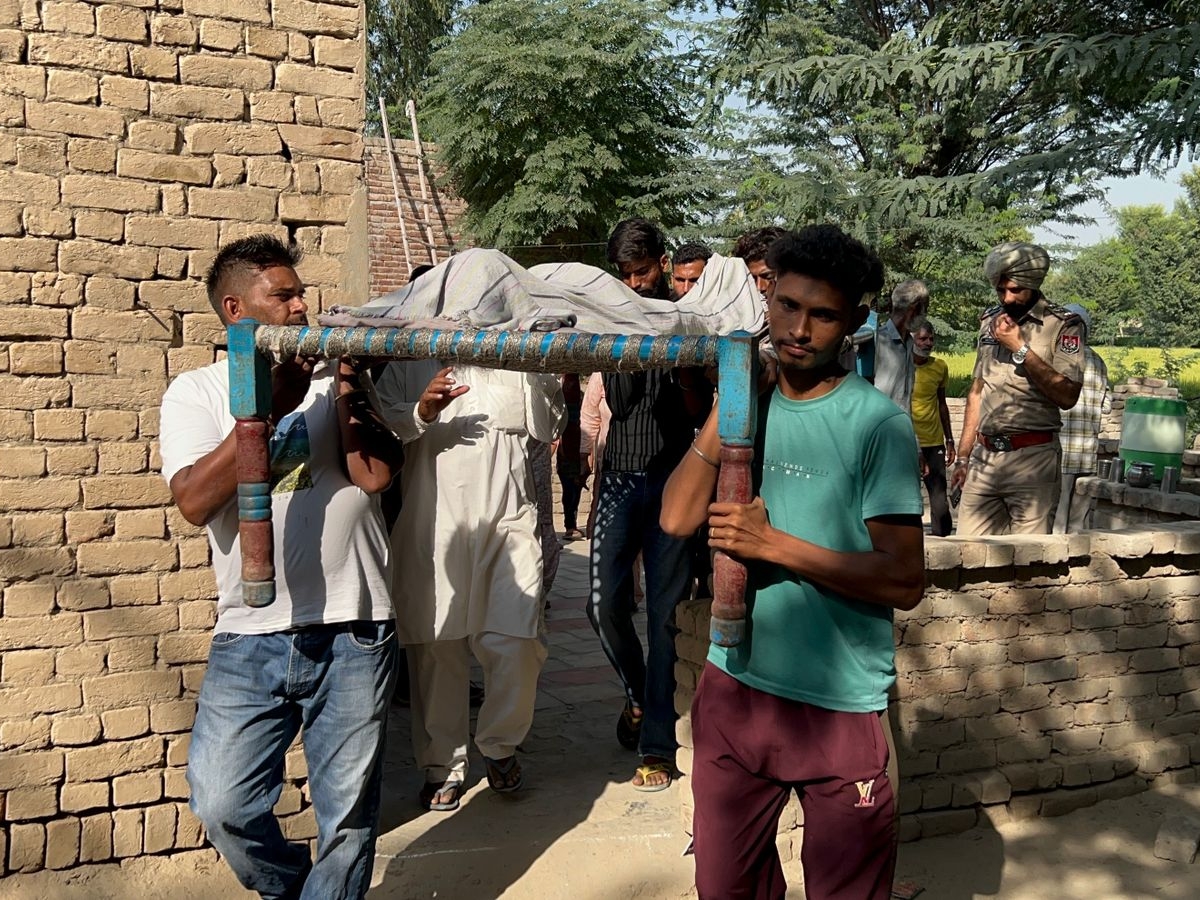 युवक ने की आत्महत्या: परिवार गया था वोट डालने, पंखे पर लटका मिला शव 2 शव को लेकर जाते परिजन।