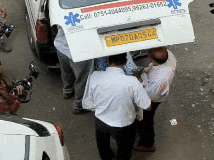 पुलिस दोनों शव पोस्टमॉर्टम के लिए अस्पताल लेकर गई।