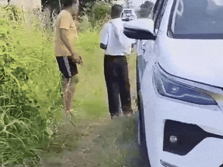 एसडीओ और उनकी टीम कलियासोत डैम से निकलने वाले नाले को बंद कराने पहुंची थी। बीजेपी नेता ने जेसीबी से चाबी निकाल ली। - Dainik Bhaskar