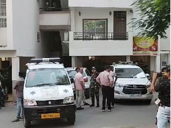 गार्डन होम्स सिटी अपार्टमेंट, जहां फ्लैट में मां-बेटी की लाश मिली है।