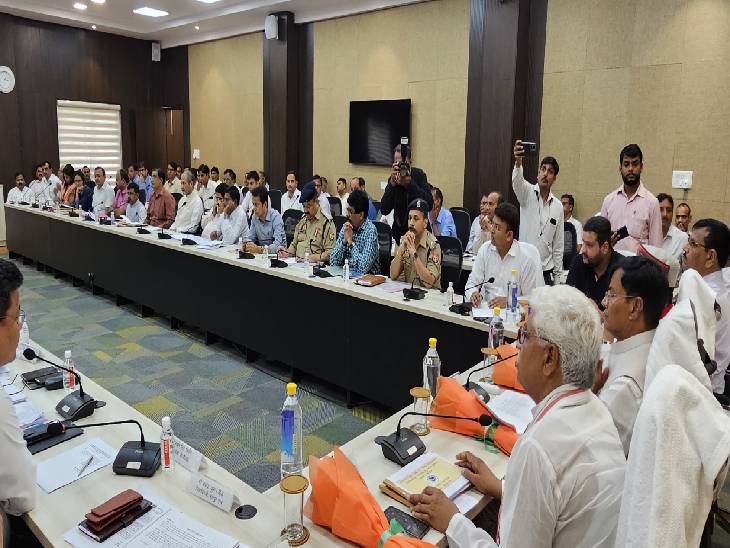 बैठक में सभी विभागों के अधिकारी मौजूद रहे।