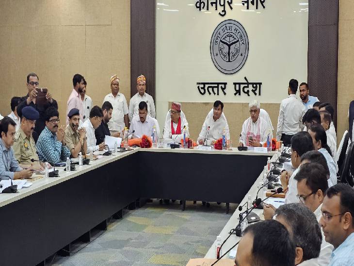बैठक में एमएलसी व सभी विभागों के अधिकारी मौजूद रहे।