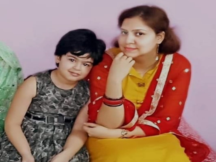 ताबिल शेख के पत्नी और बेटी।