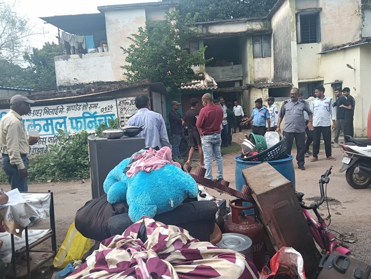 बीएसपी के मकान खाली कराने की कार्रवाई - Dainik Bhaskar