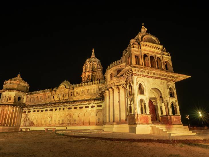 बेतवा किनारे बसे इस छोटे से शहर में रामराजा मंदिर के अलावा अद्वितीय स्थापत्य कला के प्रतीक चतुर्भुज मंदिर, महल, छतरियां और उनमें वॉल पेंटिंग मौजूद है। यह सांस्कृतिक सूची में शामिल हैं।