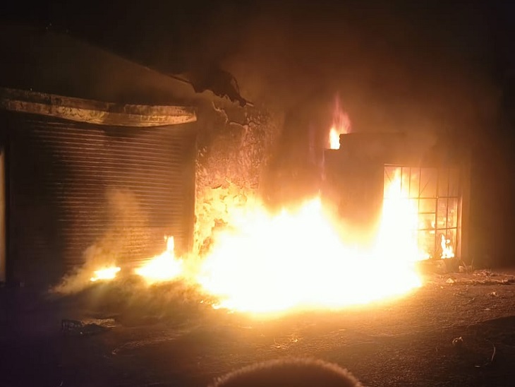 आग की लपटों में घिरी दुकान - Dainik Bhaskar