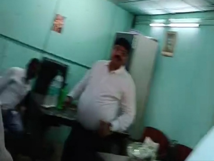 दारू पार्टी का वीडियो बनते देख भागने लगे राजस्व अधिकारी।