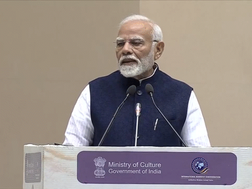 पीएम मोदी ने कार्यक्रम को संबोधित करते हुए कहा कि दुनिया युद्ध में नहीं बल्कि बुद्ध में समाधान ढूंढ सकती है। दुनिया को शांति के रास्ते पर चलने के लिए बुद्ध की शिक्षाओं से सीखना चाहिए।