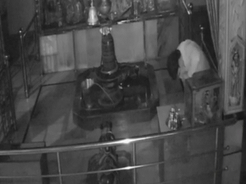 सर्वेश्वर धाम मंदिर में देर रात दानपेटी तोड़ते दिखा आरोपी