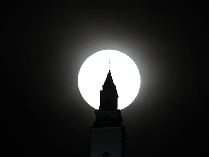The moon appeared like this in Colombia, America.