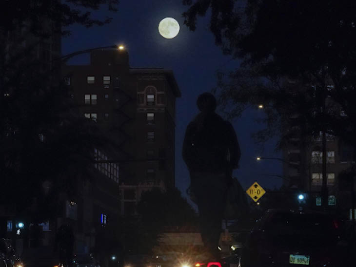 Supermoon photographed from a street in Chicago, USA.