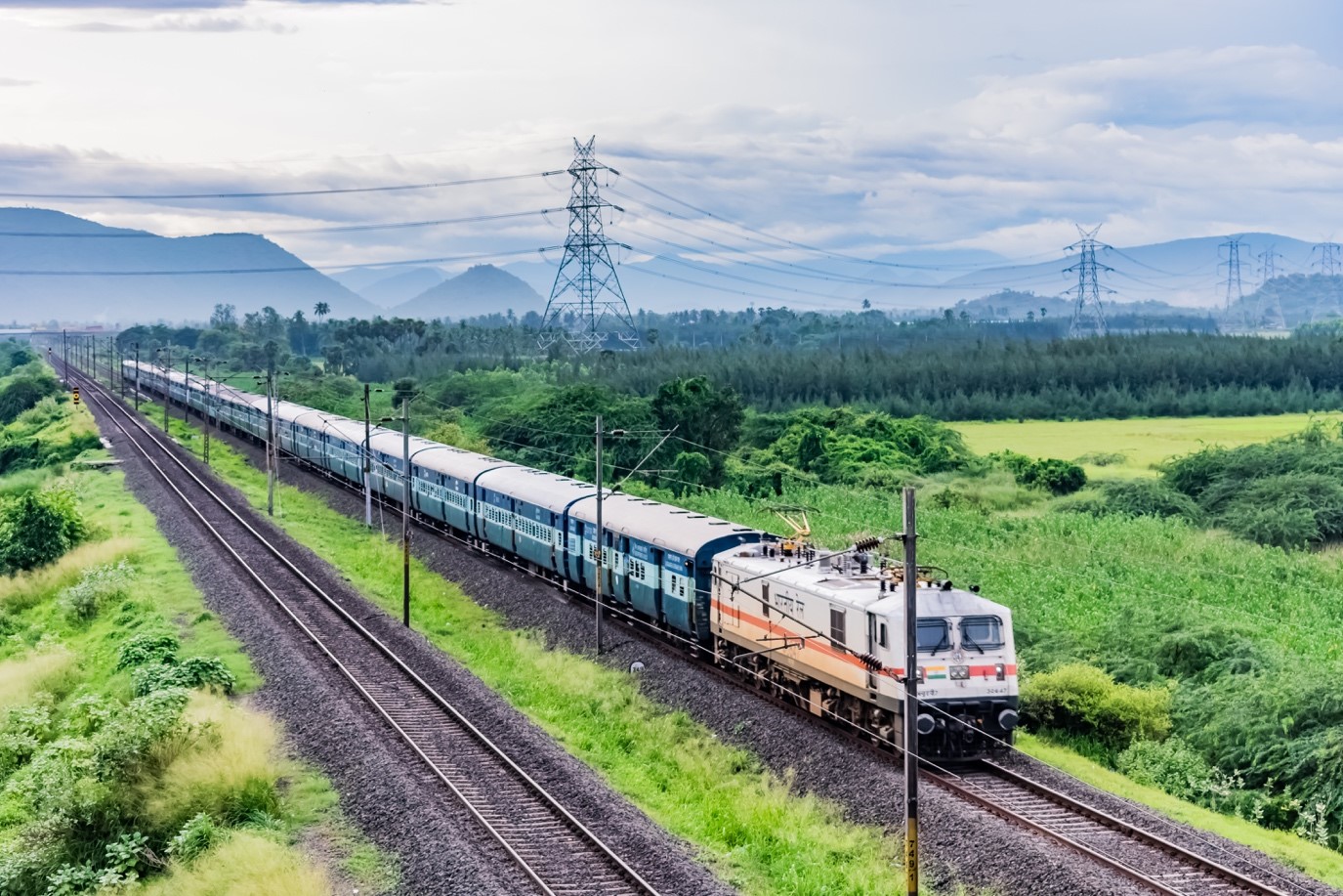 टिकट बुकिंग IRCTC की वेबसाइट, एप और रेलवे के बुकिंग काउंटर्स से जारी रहेगी।