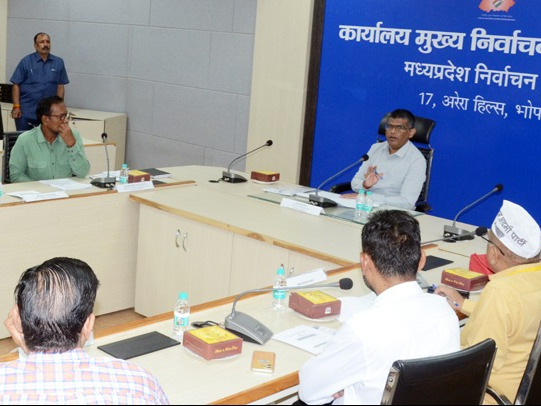 मुख्य निर्वाचन पदाधिकारी सुखवीर सिंह चुनाव कार्यक्रम की जानकारी देते हुए। (फाइल फोटो) - Dainik Bhaskar