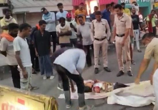 ट्रक के सामने कूदकर युवक ने आत्महत्या कर ली।