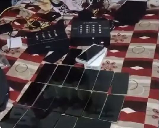 वडोदरा के ऑफिस से पुलिस ने दो राउटर और 20 मोबाइल फोन जब्त किए हैं।