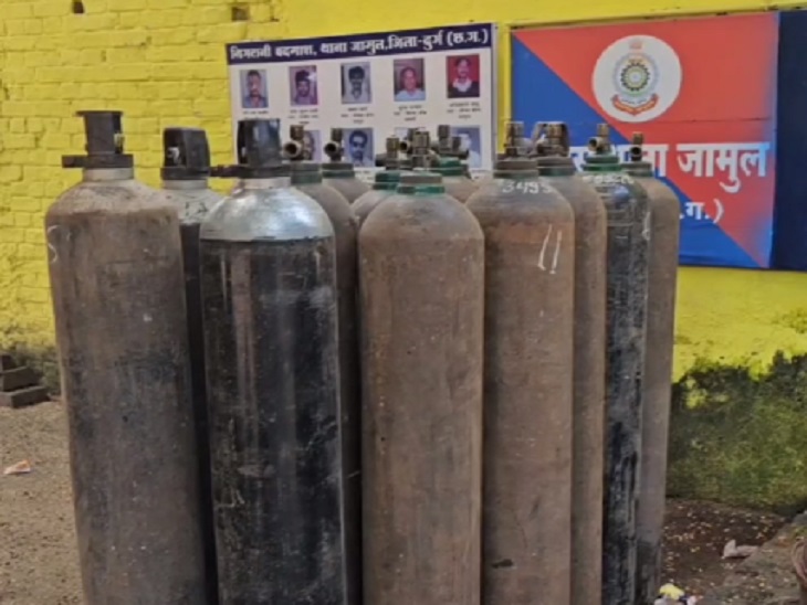 जब्त करके थाना परिसर में रखे गए ऑक्सीजन गैस सिलेंडर
