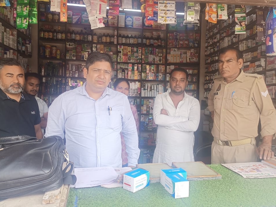 Drugs department took samples from medical stores in Meerut | मेरठ में  ड्रग्स विभाग ने मेडिकल स्टोरों पर मारा छापा: ताला लगाकर फरार हुए संचालक, 6  सैंपल जांच को भेजे गए -