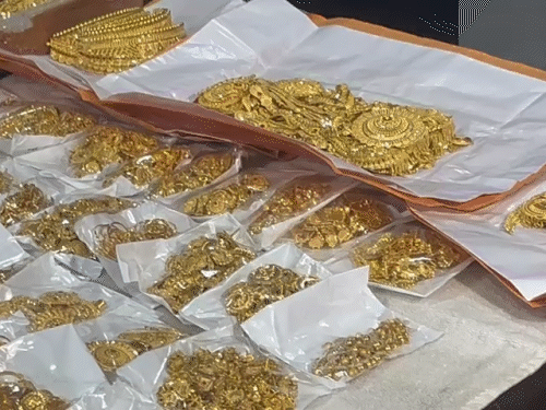 मेज पर रखे गए गोल्ड ज्वेलरी के पैकेट।