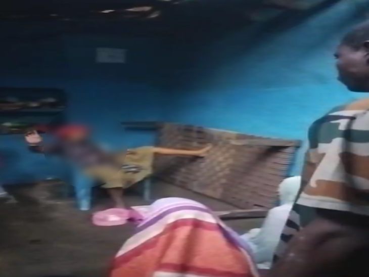 परिवार किसी बाबा की फोटो सामने रखकर साधना कर रहा था।