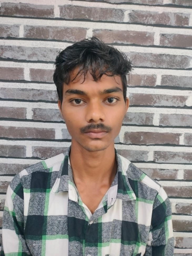 आरोपी युवक को पुलिस ने हिरासत में लिया।