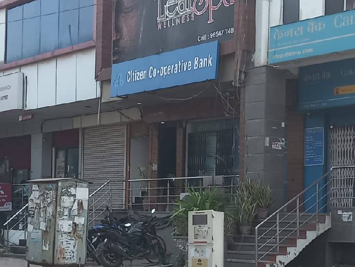 हे छायाचित्रकार नागरिकांचे आहे. निसर्ग लॉकर ठेवलेल्यांना वाटवी मध्ये.