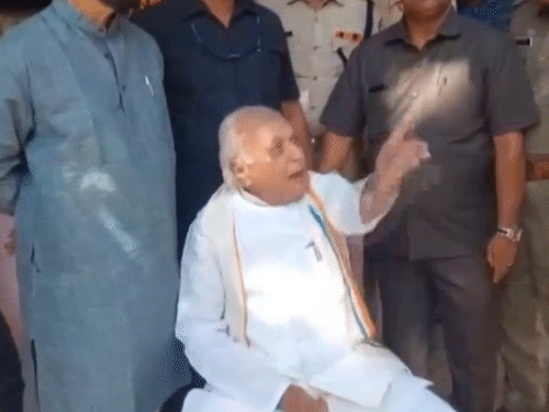 केरल गवर्नर आरिफ मोहम्मद खान MC रोड पर एक चाय की दुकान से कुर्सी मांगी और धरने पर बैठ गए। इस दौरान पुलिस भी मौजूद रही।