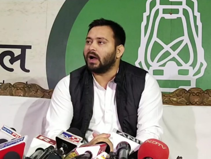 विजय कुमार सिन्हा ने तेजस्वी यादव पर हमला करते हुए कहा कि तेजस्वी में हिम्मत है तो वह कहे कि शराबी और शराब माफिया को टिकट नहीं देंगे।