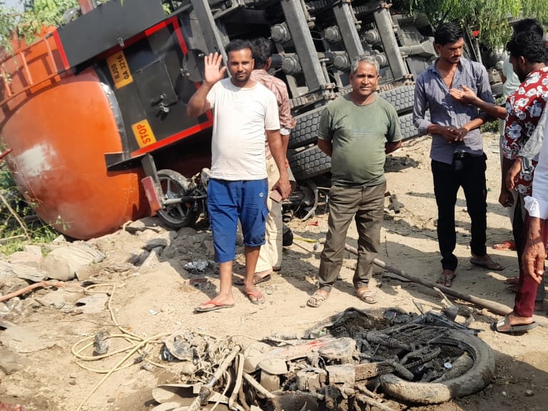 Truck lost control and overturned in Badnor | बदनोर में बेकाबू होकर ...