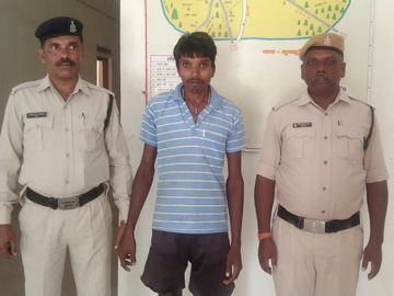 ग्राम चिटकवाईन निवासी आरोपी चोर इमिल तिर्की। - Dainik Bhaskar