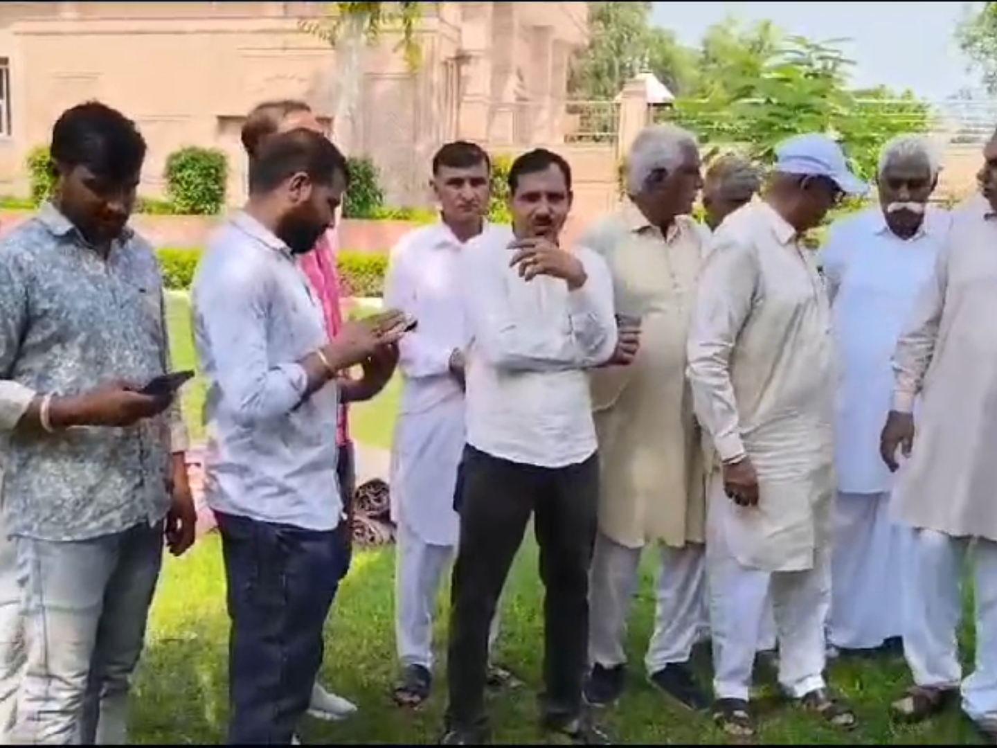 मीटिंग में मौजूद बिश्नाई समाज के लोग।