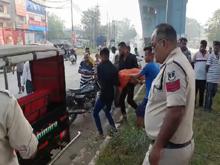 लाश को पीएम के लिए ले जाते हुए - Dainik Bhaskar