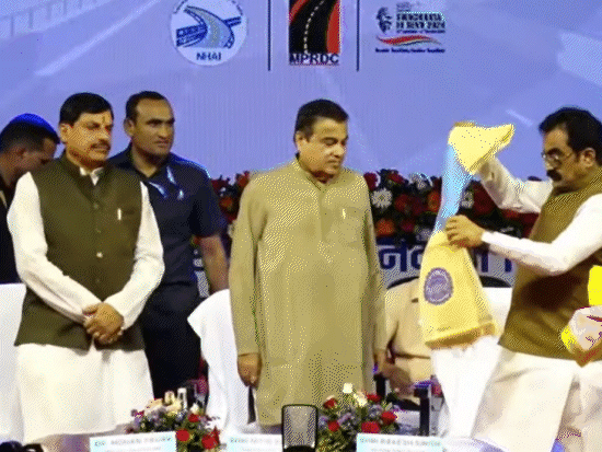 लोक निर्माण मंत्री राकेश सिंह ने दुपट्‌टा भेंट कर केंद्रीय मंत्री का सम्मान किया।