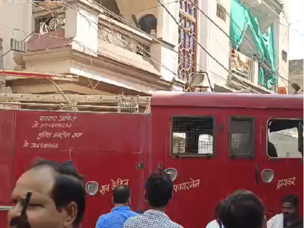 विस्फोट के बाद फायर ब्रिगेड की टीम भी मौके पर पहुंच गई।