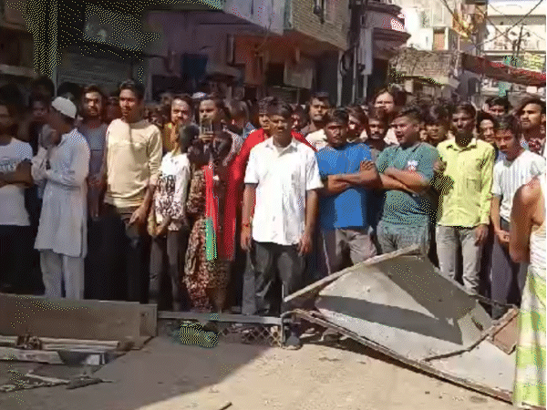 विस्फोट के बाद घटनास्थल पर भीड़ जमा हो गई।