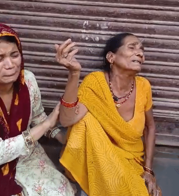 महिला ने बताया कि मलबे में तीन बच्चों समेत चार लोग दबे हुए है।