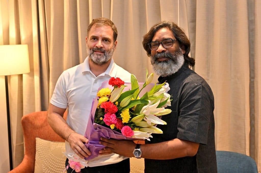 होटल रेडिसन ब्लू राहुल गांधी और हेमंत सोरेन की मुलाकात हुई।