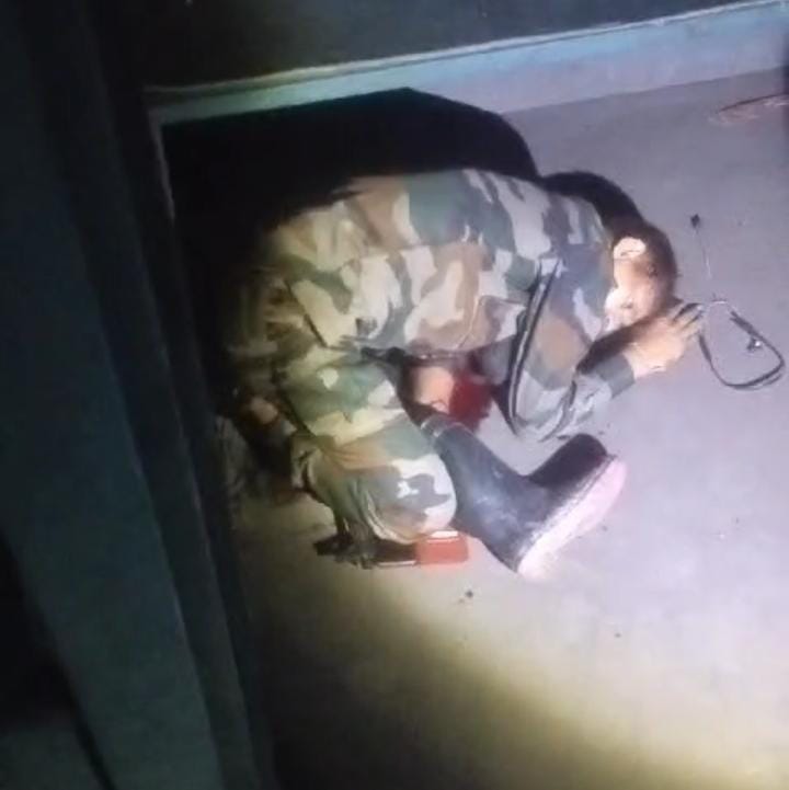 इस तरह पड़ा था जवान का शव।