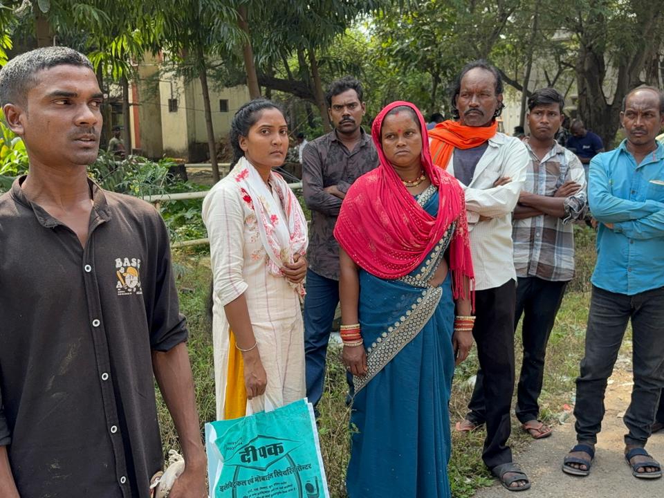 कोरबा जिले में सड़क हादसे में 2 युवकों की मौत हो गई। परिजन मौके पर पहुंचे।