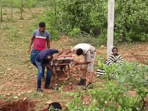 आंध्र प्रदेश के कडप्पा जिले के बदवेल कस्बे में जंगल में  लड़की को रेस्क्यू करने पहुंची पुलिस। - Dainik Bhaskar