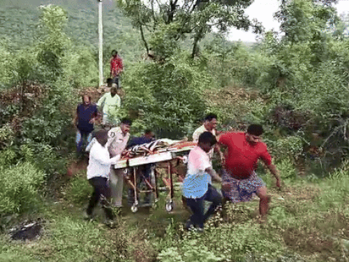 लड़की की चीख सुनकर स्थानीय लोग वहां आए और उसे अस्पताल पहुंचाने में मदद की।