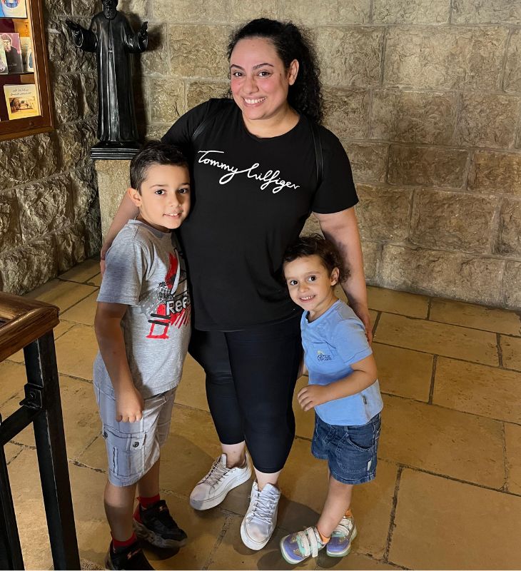 केलियन बच्चों के साथ सेंट शारबेल चर्च आई हैं। वे बच्चों को लेबनान के अलग-अलग हिस्से घुमाना चाहती हैं।