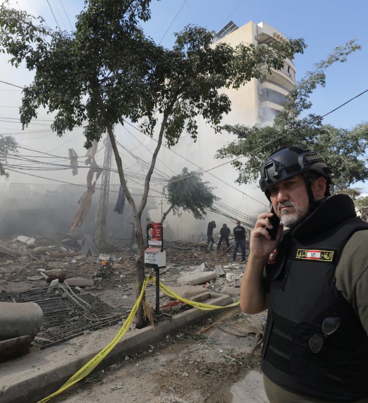 बेरूत में इजराइली एयरस्ट्राइक से ये बिल्डिंग पूरी तरह तबाह हो गई। सिविल डिफेंस के मेंबर यहां रेस्क्यू में जुटे रहे।