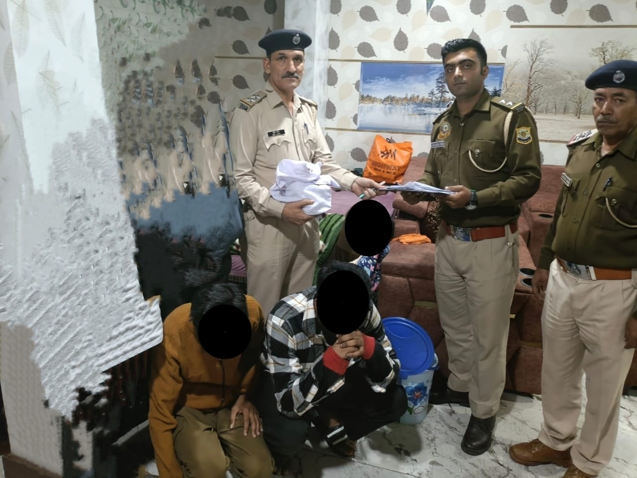 मंडी में गिरफ्तार चिट्टा तस्कर और कार्रवाई करती पुलिस। - Dainik Bhaskar