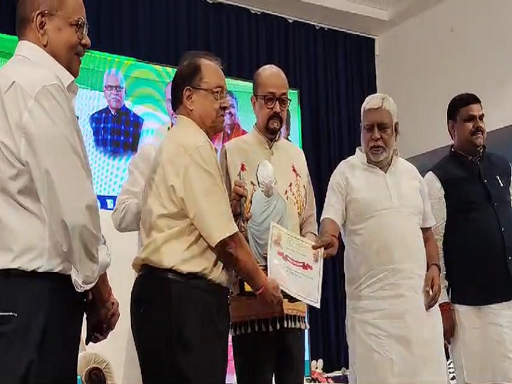 स्वच्छता वीर को सम्मानित करते राज्यपाल - Dainik Bhaskar