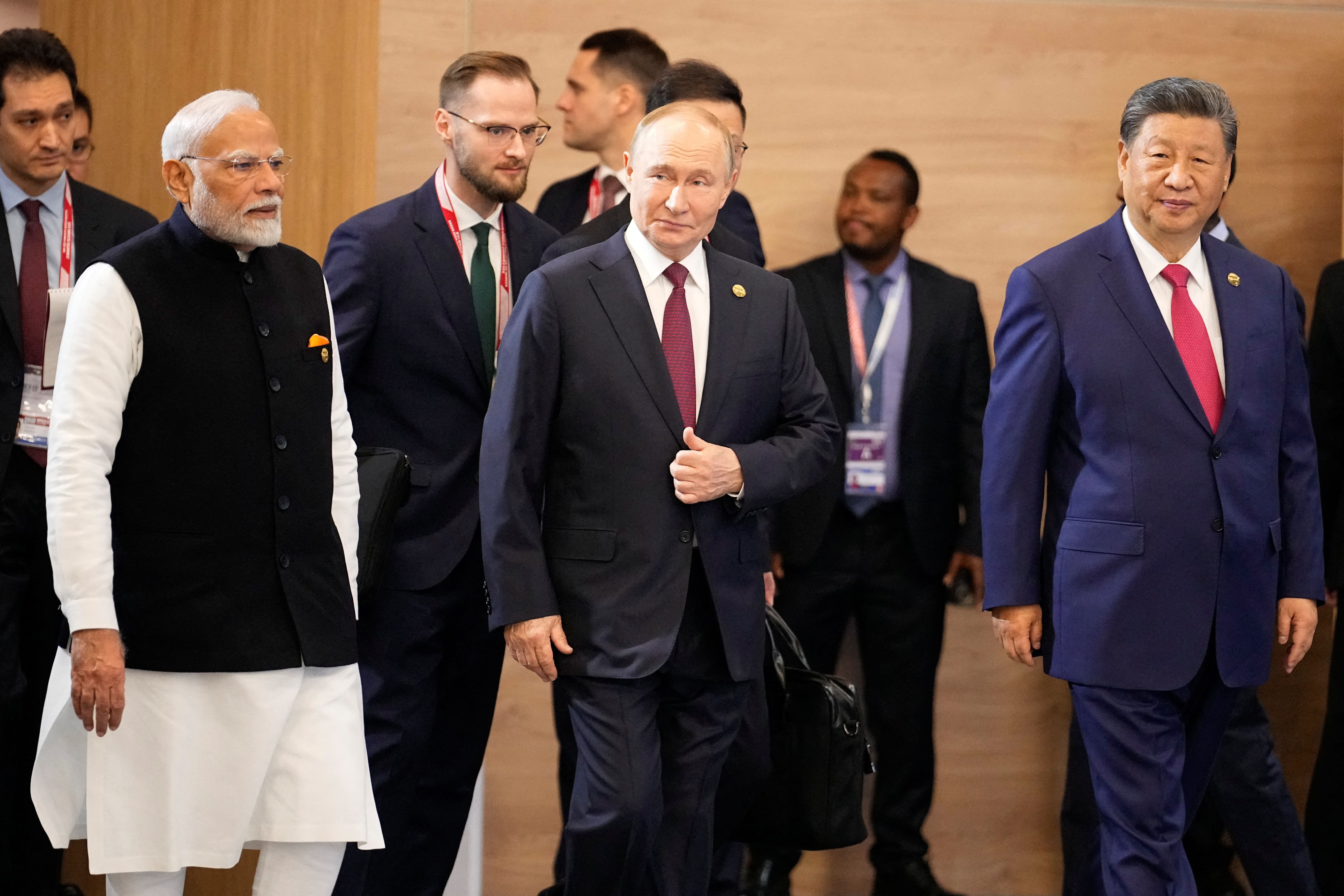 22 से 24 अक्टूबर तक रूस के कजान शहर में हो रही BRICS की 16वीं समिट के दौरान भारत के PM नरेंद्र मोदी ने रूस के राष्ट्रपति व्लादिमीर पुतिन और चीन के राष्ट्रपति शी जिंगपिंग के साथ अलग-अलग द्विपक्षीयवार्ता की।